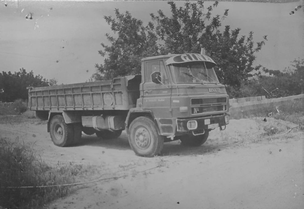 Camión Renault de Ginersa en blanco y negro
