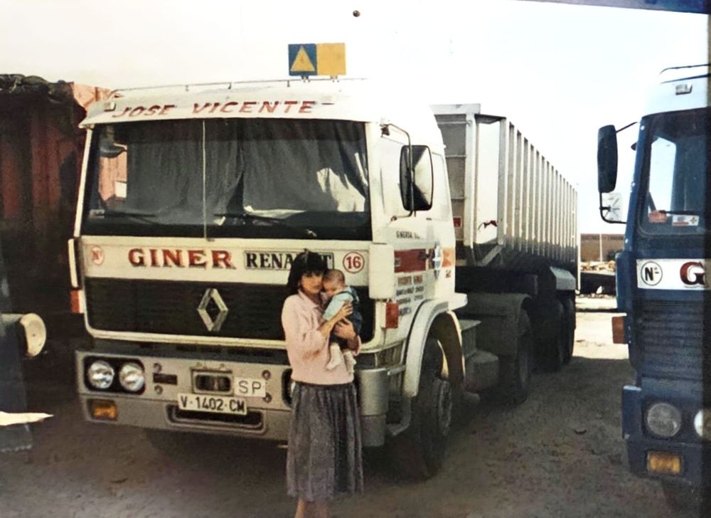 José Vicente Giner con su familia frente a un camión Ginersa
