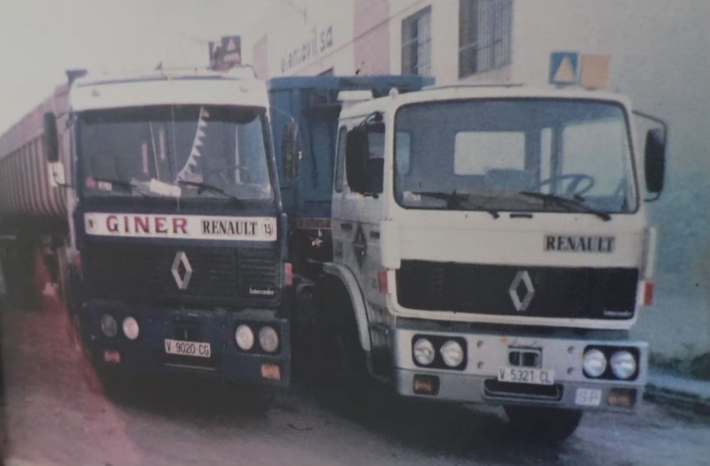 Dos camiones Renault Nº15 de Ginersa aparcados